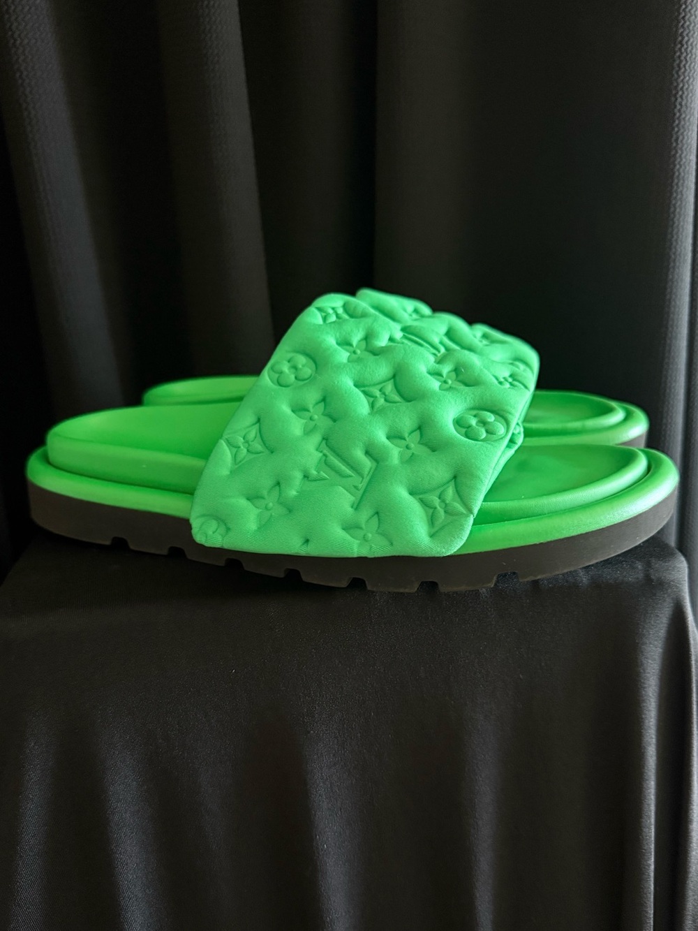 Women’s Slides - Accessories Subcategory Classification
